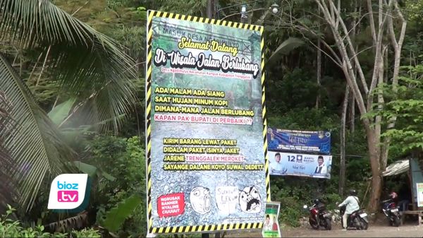 Ide Kreatif Protes Jalan Rusak, Warga Ngadimulyo Trenggalek Pasang Baliho Pantun & Kata Kata Puitis