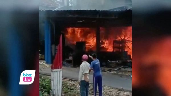 Pom Mini Diduga Konslet, Toko Kelontong Warga Panggul Trenggalek Hangus Terbakar