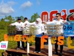 Warnai Festival Mangrove di Trenggalek, Khofifah Turut Susur Sungai, Hingga Lepaskan Burung & Ikan