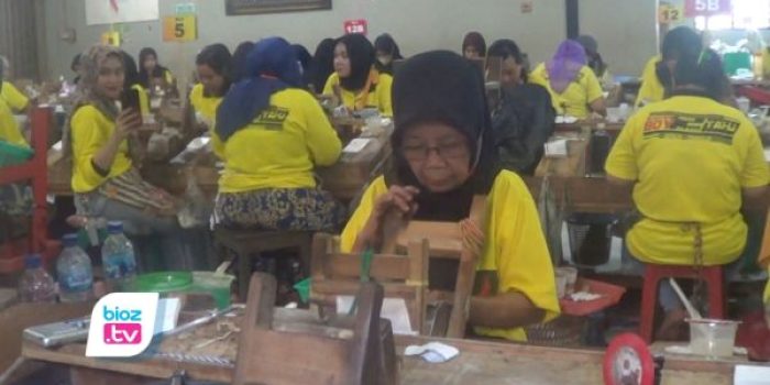 Diusia Senja, Nenek Karyawan Pabrik Sigaret Kretek di Trenggalek Masih Semangat Kerja