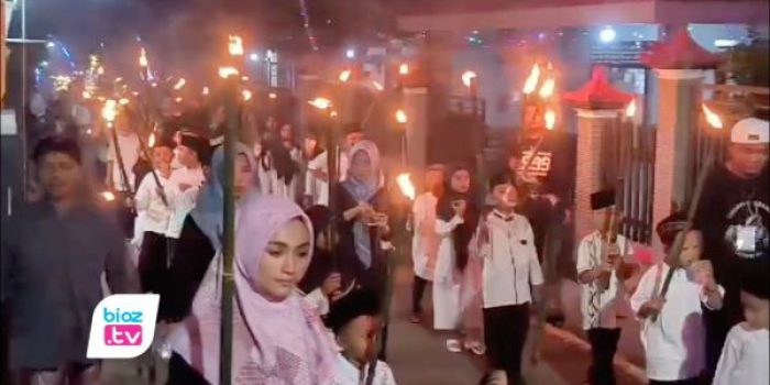 Ratusan Santri Ikuti Pawai Obor Malam Perayaan Lebaran Ketupat di Trenggalek