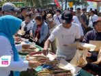 Pesta 2.000 Ikan Bakar Gratis, Warga Asyik Serbu Pantai Cengkrong, Trenggalek Pesta 2.000 Ikan Bakar Gratis, Warga Asyik Serbu Pantai Cengkrong, Trenggalek