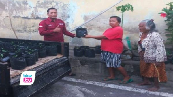 Penyerahan Bibit Cabai Dalam Polibag Kepada Warga