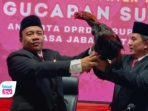 Momen Unik Pelantikan DPRD Trenggalek, Kades Beri Hadiah Ayam Jago Sebagai Simbol Perjuangan Momen Unik Pelantikan DPRD Trenggalek, Kades Beri Hadiah Ayam Jago Sebagai Simbol Perjuangan
