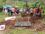 . Sebanyak 435 makam di Desa Sumurup, Kecamatan Bendungan, harus dipindahkan