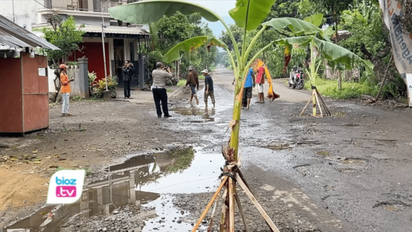 Salah satu dampak paling nyata dari pemangkasan anggaran ini adalah terganggunya pembangunan infrastruktur.