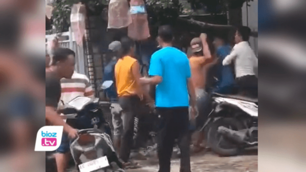 Seorang pria asal Tulungagung babak belur dihajar massa setelah tertangkap mencuri tabung gas elpiji 3 kilogram di Desa Gembleb, Kecamatan Pogalan, Kabupaten Trenggalek, Rabu (26/2/2025) siang.