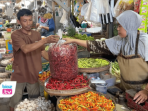 Memasuki awal Ramadan 1446 Hijriah, harga cabai rawit di Pasar Basah Trenggalek terus mengalami lonjakan tajam.