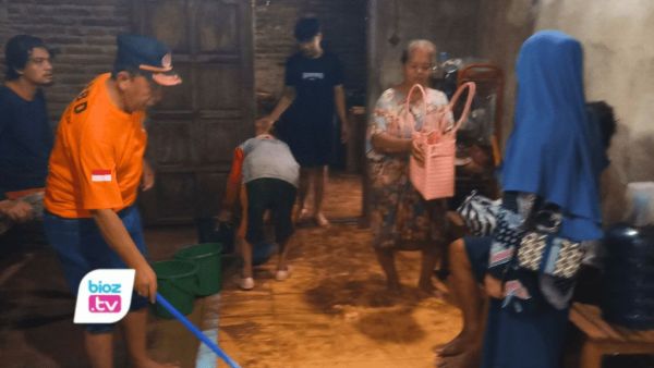 BPBD Trenggalek Bantu Evakusi Sisa Material Banjir di Rumah Warga
