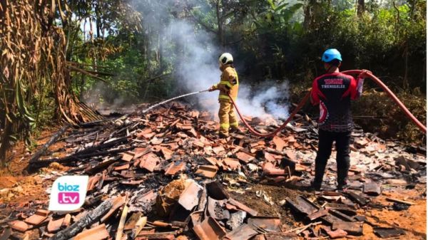 Warga yang beraktivitas pagi terkejut mendengar suara kayu terbakar dari rumah Dami.Warga yang beraktivitas pagi terkejut mendengar suara kayu terbakar dari rumah Dami.