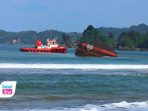 . Sebuah kapal tongkang pengangkut batu bara seberat tujuh ribu lima ratus ton terdampar berhari hari di Pantai Konang