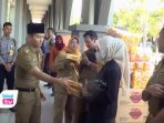Bupati Trenggalek, Mochamad Nur Arifin, kembali menggebrak dengan kebijakan yang berpihak pada pedagang pasar tradisional.