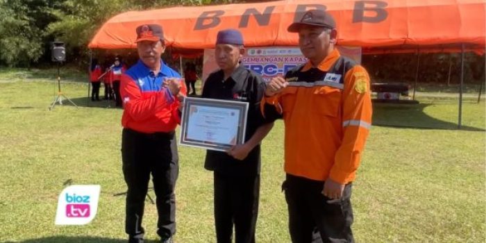 Di balik raungan sirene ambulans, tersimpan kisah pengabdian relawan yang bekerja tanpa pamrih.