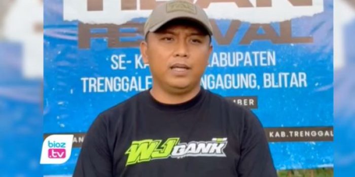 Di tengah sorak-sorai, hadir politisi muda Robbi Danang Eko Suputro. Sekretaris DPC PKB Trenggalek sekaligus anggota DPRD ini menjadi motor penggerak Festival Tiban