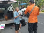 Soegeng Kuncahyo, relawan Ambulans Si Galing, mengalami insiden ban pecah saat melintas di Jalan Diponegoro, Surabaya.
