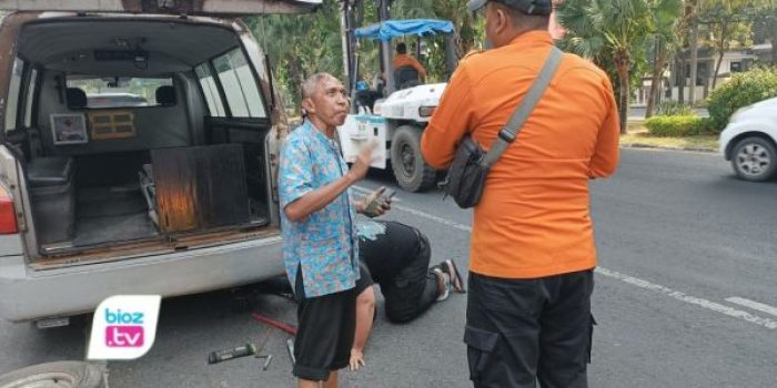 Soegeng Kuncahyo, relawan Ambulans Si Galing, mengalami insiden ban pecah saat melintas di Jalan Diponegoro, Surabaya.