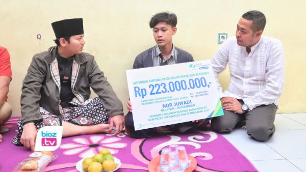 BPJS Ketenagakerjaan & Bupati Trenggalek, Mochamad Nur Arifin atau Mas Ipin, menyerahkan langsung bantuan