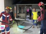 Ular King Kobra 2,5 Meter Teror Kamar Mandi Warga Kampak, Damkar Trenggalek Turun Tangan Seekor ular king kobra sepanjang 2,5 meter masuk ke rumah warga di Kecamatan Kampak, Trenggalek.