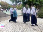 Siswi N yang menjadi pemicu insiden pemukulan terhadap guru ini belum kembali masuk sekolah sejak kasusnya viral