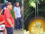 Air Keruh Berminyak, DPRD Trenggalek Desak Pemkab Segera Bangun Sumur Dalam di Prambon Lebih dari 60 tahun bertahan hidup dengan air keruh berwarna kuning keemasan, berminyak, dan berbau logam,