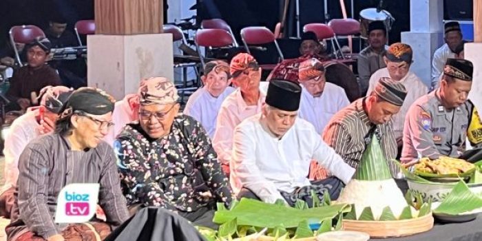 Masyarakat bersama perangkat desa mengarak Pusaka Buceng Agung