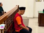 Melalui penasihat hukumnya, terdakwa memohon agar majelis hakim menjatuhkan hukuman yang lebih ringan dari tuntutan jaksa