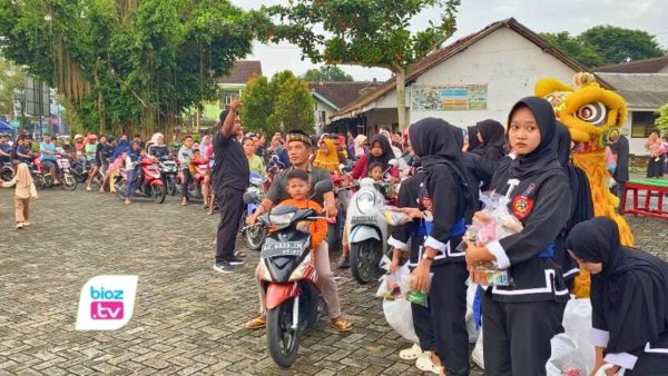 Ratusan pendekar dari IKS PI Kera Sakti Ranting Gandusari menunjukkan kepedulian mereka di bulan Ramadan