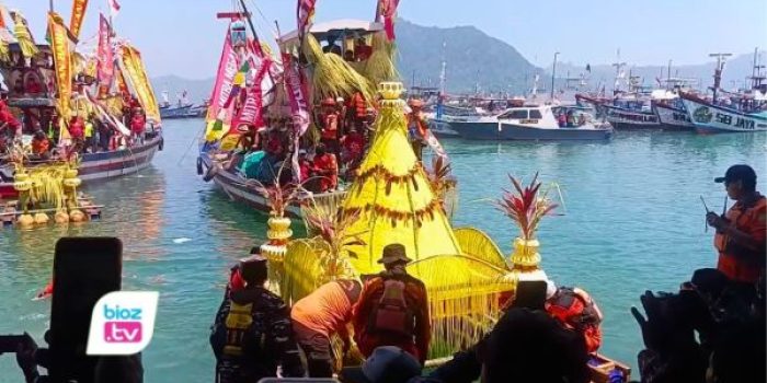 Ribuan warga menyaksikan prosesi sedekah laut sebagai simbol syukur dan doa keselamatan nelayan.