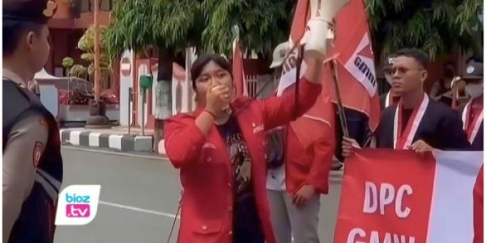 Bendahara Umum DPC GMNI Trenggalek, Mamik Wahyuning Tyas.