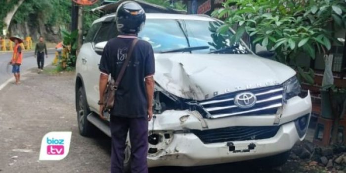 Tebing longsor di jalur Trenggalek–Ponorogo menghantam sebuah mobil Fortuner