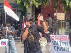 Sejumlah mahasiswa dari Gerakan Mahasiswa Nasional Indonesia (GMNI) menggeruduk gedung DPRD Trenggalek