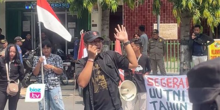 Sejumlah mahasiswa dari Gerakan Mahasiswa Nasional Indonesia (GMNI) menggeruduk gedung DPRD Trenggalek