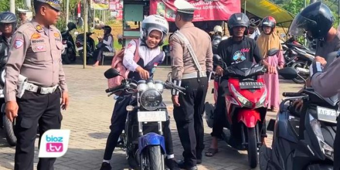 Polisi kini gencar menyosialisasikan keselamatan berkendara hingga ke tempat nongkrong remaja.