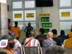 DPRD Trenggalek menyoroti antrean panjang pengambilan obat di Apotek RSUD dr Soedomo.