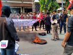 Demo GMNI di DPRD Trenggalek Memanas, Mahasiswa Bakar Ban, Protes Keras Krisis Pendidikan Mahasiswa menyebut kobaran api sebagai simbol perlawanan dan kemarahan terhadap persoalan pendidikan yang dinilai belum berpihak kepada rakyat kecil.