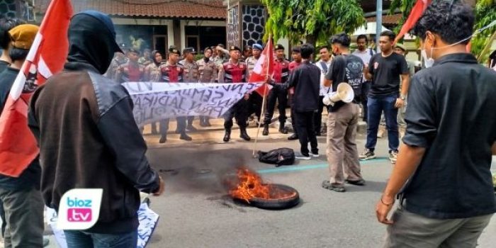 Mahasiswa menyebut kobaran api sebagai simbol perlawanan dan kemarahan terhadap persoalan pendidikan yang dinilai belum berpihak kepada rakyat kecil.