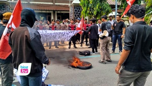 Mahasiswa menyebut kobaran api sebagai simbol perlawanan dan kemarahan terhadap persoalan pendidikan yang dinilai belum berpihak kepada rakyat kecil.