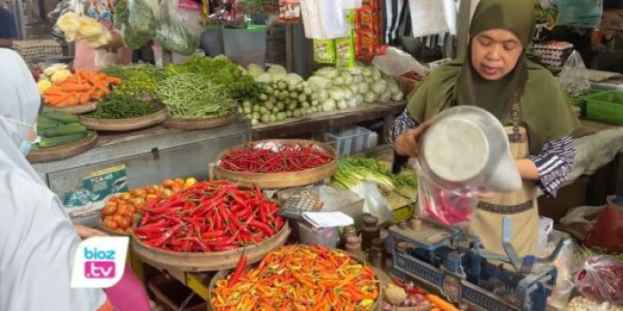 Harga cabai merah besar mengalami kenaikan. Sementara harga cabai rawit merah justru mulai turun