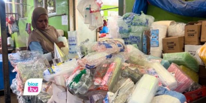 Lonjakan harga plastik hingga 50 persen di Trenggalek belum menunjukkan tanda-tanda turun