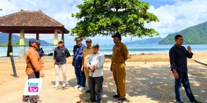 Komisi II DPRD Trenggalek menggelar sidak ke Goa Lowo dan Pantai Prigi.
