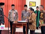Dwii Ratna Widyawati kini resmi dicopot dari jabatan lamanya sebagai Camat Pule.
