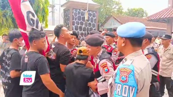 Mahasiswa GMNI Trenggalek menggelar aksi di DPRD saat Hardiknas 2026