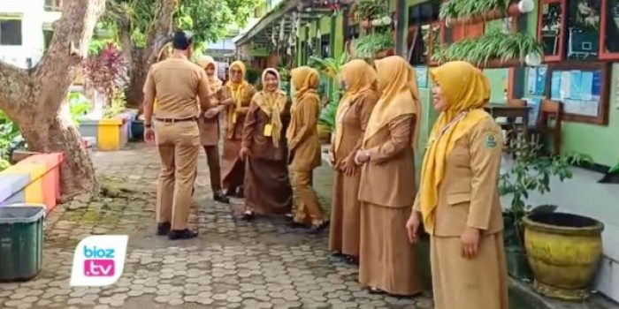 Dunia pendidikan di Kabupaten Trenggalek saat ini menghadapi kondisi darurat guru.