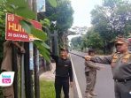 Satpol PP Trenggalek menertibkan puluhan banner rokok dan reklame liar