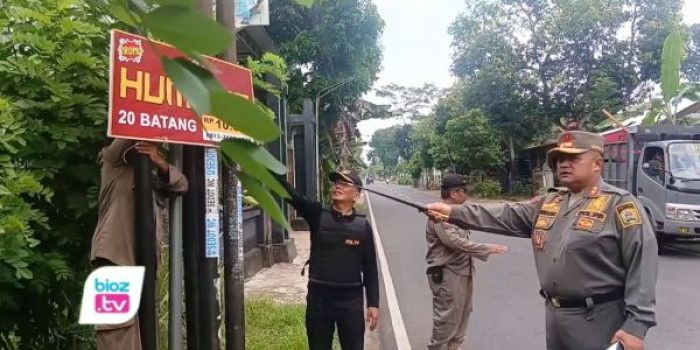 Satpol PP Trenggalek menertibkan puluhan banner rokok dan reklame liar