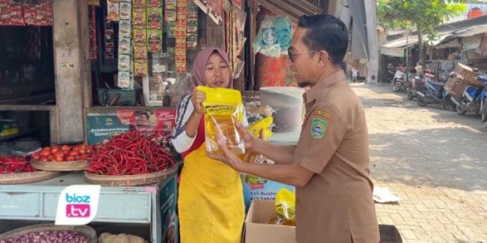 Pedagang di pasar tradisional Trenggalek menlai pasokan MinyaKita pasca-Lebaran 2026, berkurang