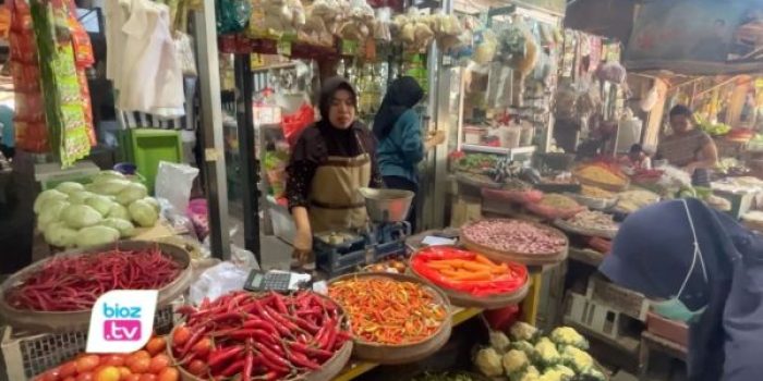 Harga cabai rawit, bawang merah, dan aneka sayuran di Pasar Basah Trenggalek anjlok drastis