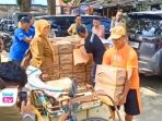 Jaga Harga, Pemkab Trenggalek Gelontorkan 1.500 Liter Minyakita dan Plototi Pedagang Nakal Dinas Komindag Trenggalek menggelontorkan 1.500 liter Minyakita ke Pasar Basah