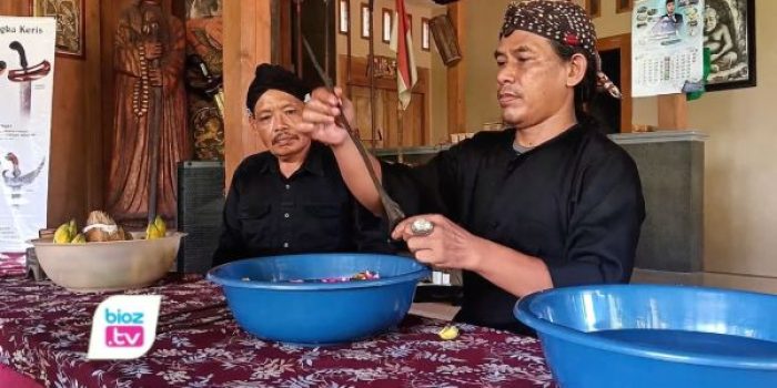 Tradisi jamasan pusaka di Desa Karangan Trenggalek menjadi ruang edukasi budaya