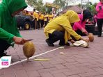 Polres Trenggalek menggelar lomba belah durian unik untuk memeriahkan HUT ke-80 Bhayangkara.